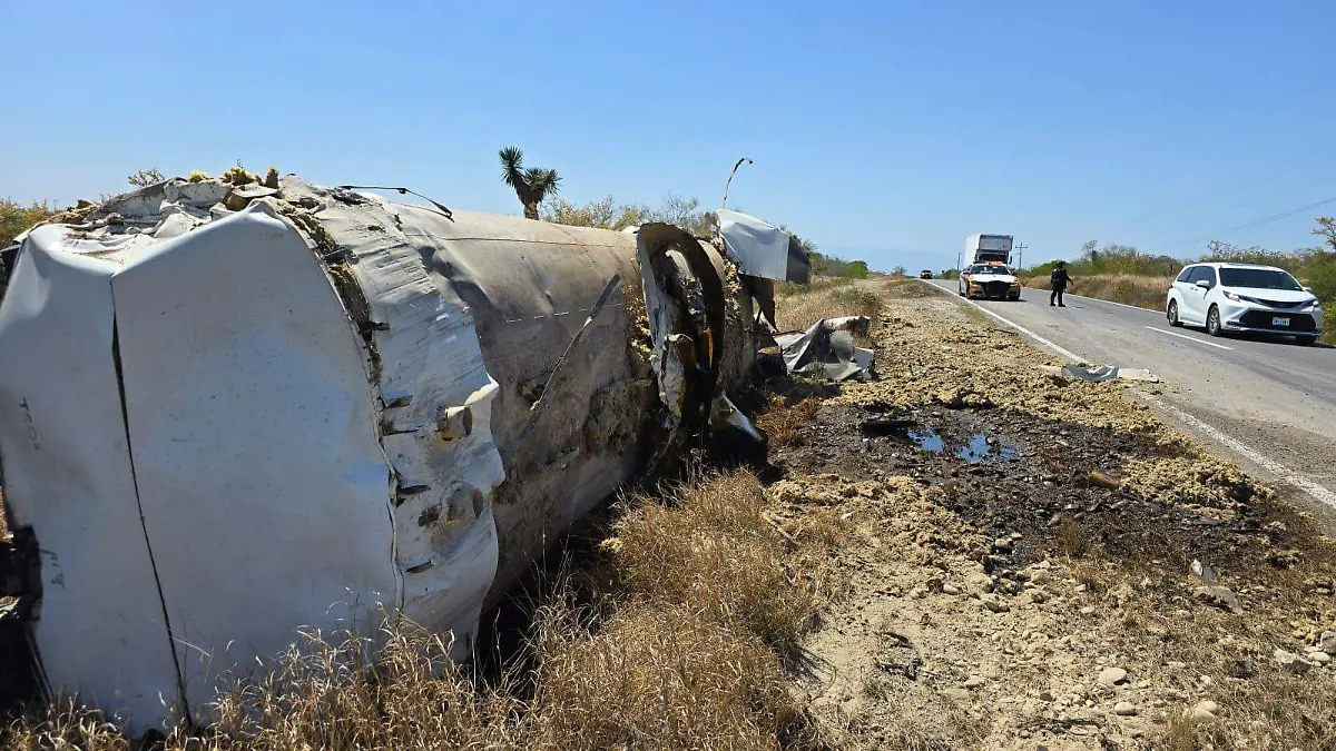 Pipa vuelca en carretera federal provocando derrame de combustible SSPT (1)